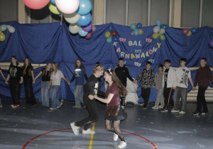 Ula i Mateusz podczas wspólnego tańca jako Król i Królowa Balu.