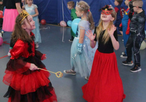 Uczennice przebrane za księżniczki podczas wspaniałej zabawy.