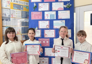 Dziewczęta klasy 5a zaangażowane w realizację Międzynarodowego Dnia Języka Ojczystego.