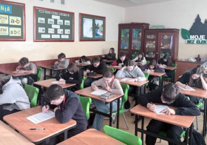 Uczniowie podczas pisania dyktanda.