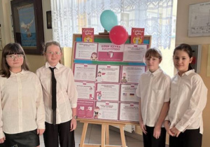 Dziewczęta klasy 5a zaangażowane w realizację Międzynarodowego Dnia Języka Ojczystego.