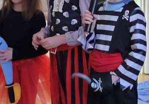 Uczniowie klasy pierszej przebrani za piratów podczas swojego występu.