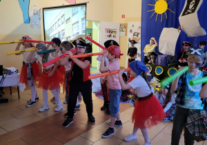 Uczniowie klasay drugiej podczas tańca piratów.