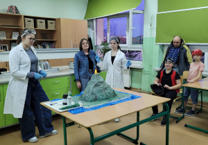 Wybuch wulkanu w pracowni chemicznej.