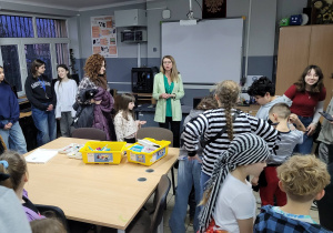 Budowanie robotów z klocków lego w pracowni informatycznej.