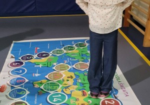 Dziewczynka na magicznej podłodze.