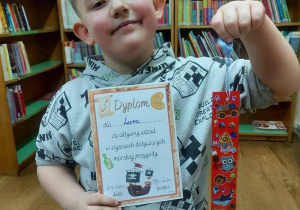 Uczen ze swoja zakładka do książki.