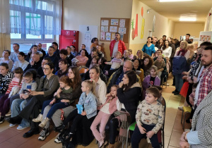 Duża grupa rodziców i uczniów podczas dni otwartych.