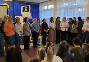 Duża grupa nauczycieli podczas prezentacji na dniach otwartych szkoły.