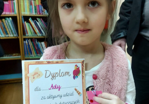 Uczennica z dyplomem.