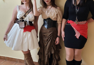Trzy starsze uczennice przebrane za piratki.