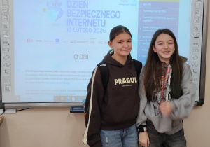 Uczennice .podczas wenibaru na temat cyberbezpieczeństwa
