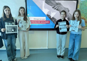 Cztery uczennice podczas zajęć z wychowawcą przedstawiają swoim koleżankom i kolegom problem depresji u młodych ludzi.