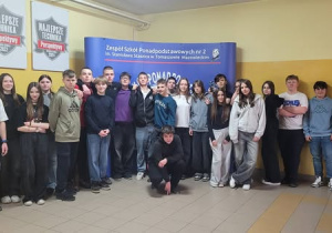 Duża grupa uczniów klasy 8b podczas zwiedzania ZSP nr 2.