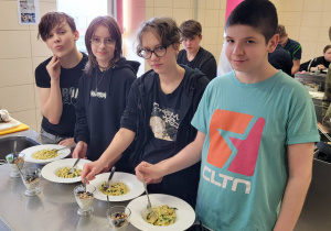 Cztech uczniów wraz z danaiem ktróre sami przygotowali.