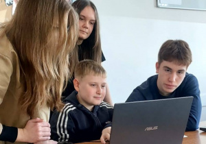 Uczniowie podczas warsztatów ekonomicznych.