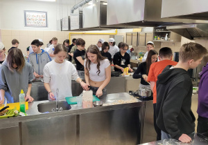 Duża grupa uczniów podczas warsztatów kulinrnych w ZSP nr 2.