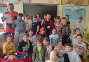 Duża grupa uczniów klasy 2a podczas warsztatów z udzielania pierwszej pomocy.