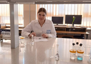 Lenka podczas rozwiązywania testu.