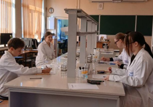 Czterech uczniów podczas konkursu.