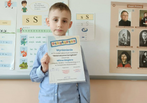 Miłosz z dyplomem za udział w konkursie matematycznym.