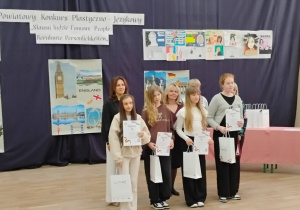 Grupa nagrodzonych uczniów podczas wręczania nagród.