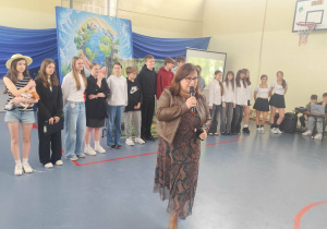 Pani dyrektor Ewa Brzezińska składa podziękowania wszystkim uczestnikom spektaklu z okazji Dnia Ziemi.