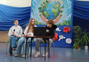 Ola , Kasia i Natan w scence spektaklu