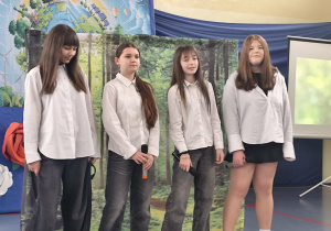 Kornelia, Lena, Ania i Marysia podczas wykonywania piosenki.