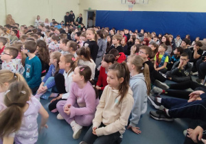 Duża grupa uczniów szkoły podczas ogladania szkolnego spektaklu
