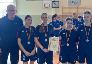 Emilka, Kasia, Wiktoria i Julia wraz z paniem Leszkiem Dąbrowskim i ze srebrnymi medalami na szyjach.