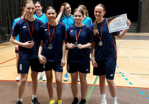 Reprezentacja szkoły z medalami i dyplomem