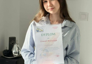 Ula z dyplomem za udział w konkursie literackim