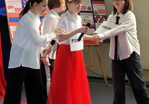 Występujący uczniowie podczas akademi 3 Majowej