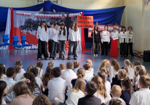 Występujący uczniowie podczas akademi 3 Majowej