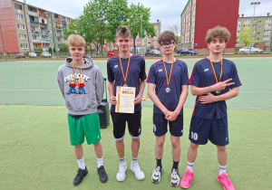 Filip, Błażej, Adm i Jakub ze srebrnymi medalami i dyplomem za II miejsce