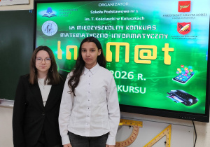 Marianna i Wiktoria podczas ceremonii wręczani ngród za udział w konkursie matematyczno-informatycznym