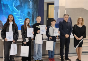 Wikoria wraz z innymi nagrodzonymi uczniami z dyplomem i nagrodą