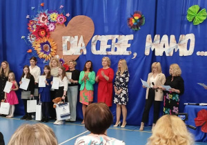 Nagrodzeni uczniowie wraz ze swoimi opiekunami podczas odbierania nagród.