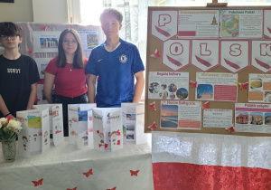 Uczniowie klsay 6a przy swoim stanowisku prezentują Polskę