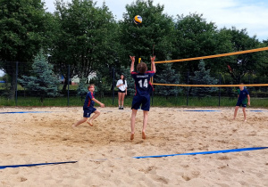 Natan i Piotr podczas gry w plażówkę