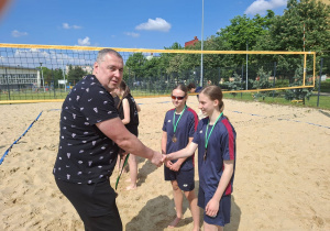 Kasia i Julia podczas dekoracji medalami za zajęcie 3 miejsca w plażówce