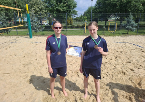 Kasia i Julia na boisku do plażówki z dyplomem i medalami