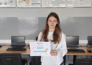 Zuzanna w pracowni informatyczne w ręku trzyma dyplom