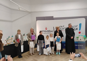 Nogrodzeni uczniowie klas 1- 3 a wśród nich Nasza Jagódka trzyma w dłoni nagrody
