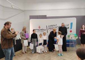 Jagoda odbiera nagrodę za zajęcie pierwszego miejsca w konkursie plastycznym