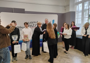 Zuzia i Oliwia odbierają nagrody za zajęcie pierwszego miejsca