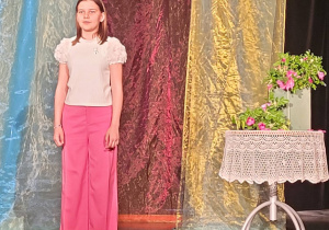 Kalina podczas konkursu recytuje na scenie