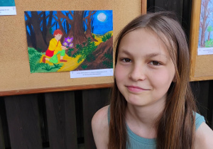 Ania Ambrozik ze swoją praca plastyczną