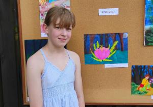 Julia Gawarzyńska ze swoją praca plastyczną